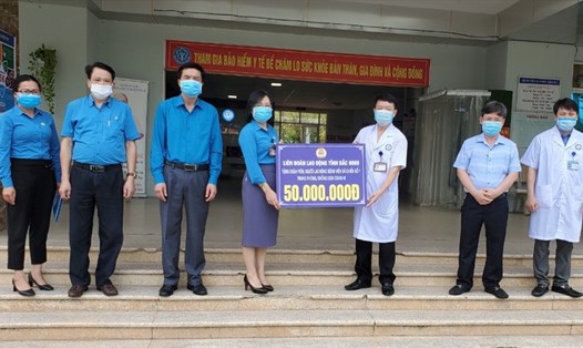 Lãnh đạo LĐLĐ tỉnh Bắc Ninh trao quà hỗ trợ cho lực lượng y bác sĩ tuyến đầu chống dịch COVID-19. Ảnh: CĐBN