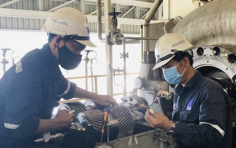 Đoàn viên, người lao động ngành Dầu khí thực hiện nghiêm các quy định phòng chống dịch bệnh COVID-19. Ảnh: CĐN