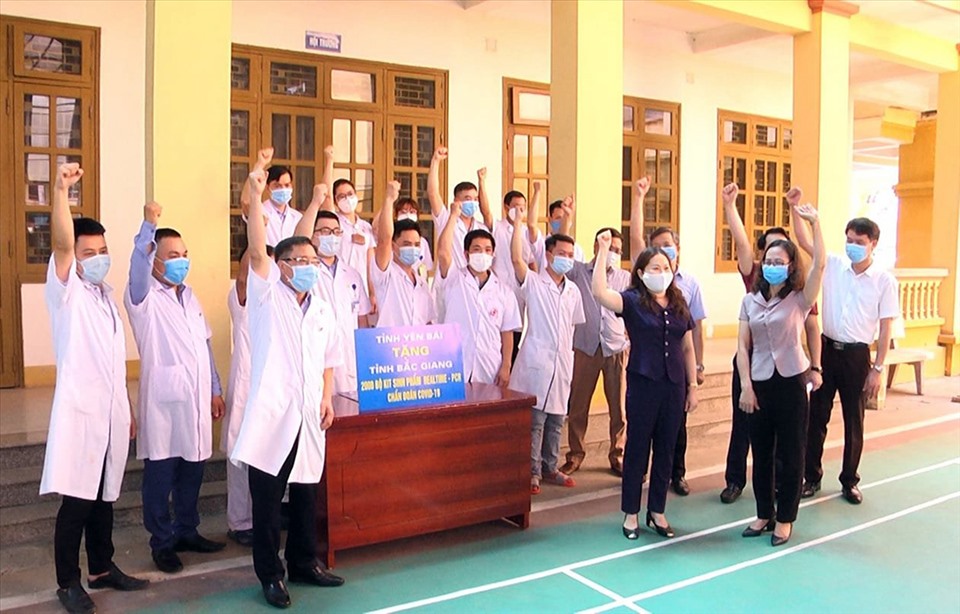 Đoàn y, bác sĩ của Yên Bái thể hiện quyết tâm chiến thắng dịch bệnh trước khi lên đường đến Bắc Giang. Ảnh: Văn Đức.