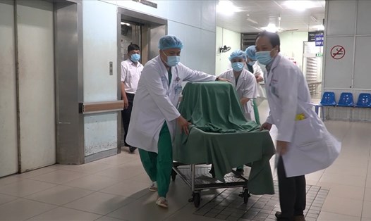 Bệnh viện Chợ Rẫy vận chuyển trái tim của người đàn ông 41 tuổi hiến tặng từ Bệnh viện Bà Rịa về TPHCM. Ảnh: BVCC.