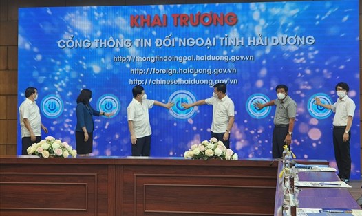 Các đại biểu thực hiện nghi thức khai trương Cổng thông tin đối ngoại tỉnh Hải Dương. Ảnh: Mai Dung