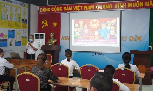 Một buổi tuyên truyền, phổ biến thông tin bầu cử tại Công ty CP LDT (KCN Đông Xuyên, tỉnh Bà Rịa - Vũng Tàu). Ảnh: Thành An
