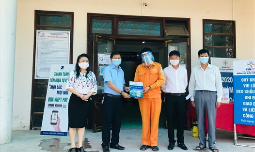 Công đoàn Điện lực Thừa Thiên Huế tặng quà cho các cá nhân, tập thể dịp “Tháng Công nhân” và “Tháng hành động về an toàn vệ sinh lao động” năm 2021. Ảnh: ĐL