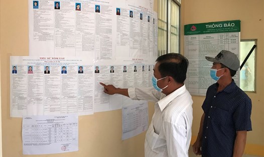 Cử tri xã đảo Thổ Châu, TP Phú Quốc (Kiên Giang) xem thông tin, tiểu sử các ứng cử viên trước ngày bầu cử. Ảnh: PV