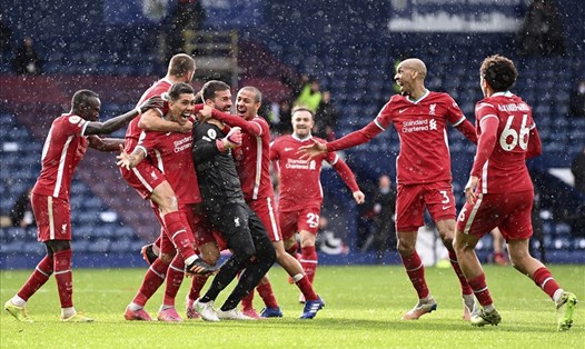 Cảm xúc bùng nổ với các cầu thủ Liverpool khi Alisson Becker ghi bàn thắng quyết định. Ảnh: AFP