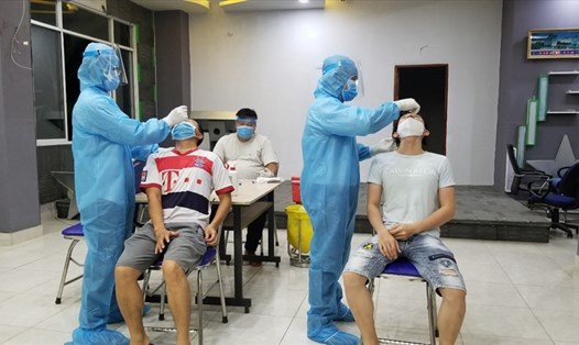 Cán bộ y tế lấy mẫu xét nghiệm COVID-19 ở Thủ Đức- TP Hồ Chí Minh. Ảnh: Bộ Y tế