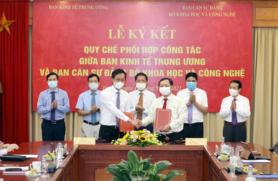 Ban Kinh tế Trung ương và Bộ Khoa học Công nghệ ký kết Quy chế phối hợp công tác.