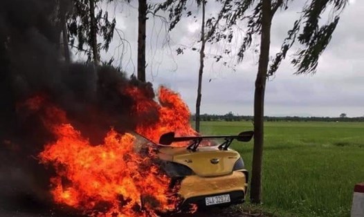 Xe ôtô hiệu Huyndai bốc cháy dữ dội khi đang lưu thông qua huyện Thanh Hà, Hải Dương. Ảnh CTV