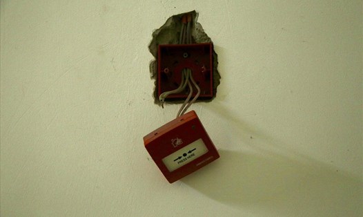Thiết bị báo cháy bị bung ra khỏi tường. Ảnh chụp tại tòa chung cư Usilk City chiều ngày 17.5. Ảnh Hương Ánh.