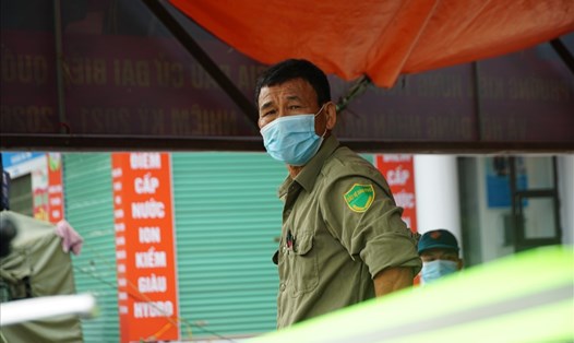 Hình ảnh một “chiến sĩ” chống dịch tại khu vực cách ly y tế trên đường Cầu Bươu (khu vực Bệnh viện K  cơ sở Tân Triều) đội nắng làm nhiệm vụ kiểm soát phòng dịch. Ảnh: Tùng Giang