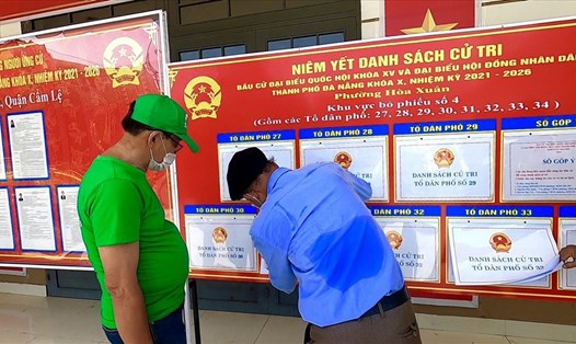 Niêm yết danh sách cử tri ở một điểm bầu cử có nhiều công nhân lao động tại Đà Nẵng. Ảnh: Hữu Long