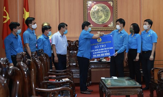 Phó Chủ tịch Tổng LĐLĐVN Ngọ Duy Hiểu thăm, tặng quà đoàn viên, công nhân lao động tỉnh Bắc Giang bị ảnh hưởng bởi COVID-19 chiều 17.5. Ảnh: Hải nguyễn