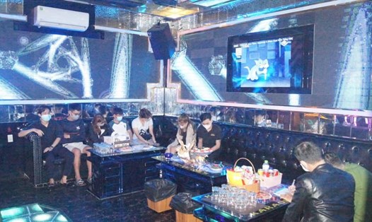 Quán karaoke vẫn lén lút hoạt động, cho cả trăm khách vào hát. Ảnh công an cung cấp