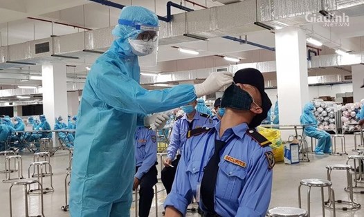 Lấy mẫu xét nghiệm COVID-19 tại khu công nghiệp của Bắc Giang. Ảnh: Bộ Y tế
