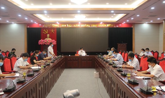 Ban chỉ đạo Phòng chống Covid-19 tỉnh Sơn La họp vào tối 17.5. Ảnh: Minh Nguyễn