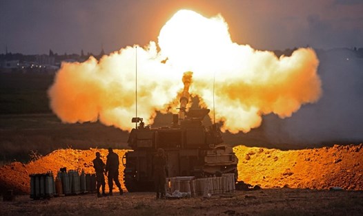 Binh sĩ Israel bắn một khẩu lựu pháo tự hành 155mm về phía Dải Gaza ngày 17.5.2021. Ảnh: AFP