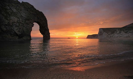 Bờ biển kỷ Jura ở Dorset, Anh, nơi tìm thấy hóa thạch cá mập thời tiền sử. Ảnh: AFP