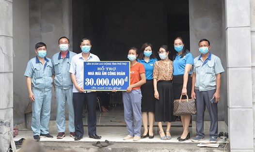 LĐLĐ Phú Thọ trao 30 triệu đồng Quỹ Mái ấm công đoàn cho chị Dương Thị Ninh - công nhân Công ty TNHH MTV Pangrim Neotex. Ảnh: Thúy Hằng.