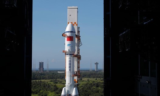 Tàu vũ trụ chở hàng Thiên Châu 2 và tên lửa đẩy Trường Chinh 7 Y3 đã được vận chuyển đến Trung tâm Phóng vệ tinh Văn Xương ở tỉnh Hải Nam, Trung Quốc, ngày 16.5. Ảnh: Tân Hoa Xã