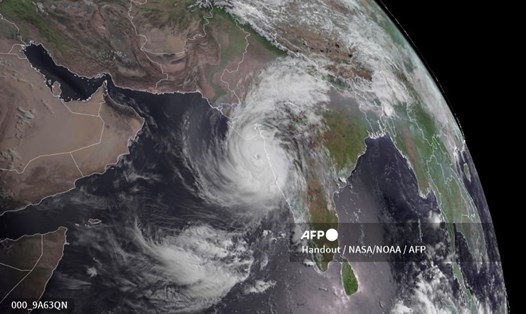 Hình ảnh vệ tinh của Cục Khí quyển và Đại dương Quốc gia (NOAA) chụp ngày 17.5.2021 cho thấy lốc xoáy Tauktae trên đường tới Gujarat, Ấn Độ. Ảnh: AFP