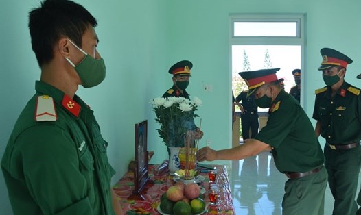 Nhiều cán bộ, chiến sĩ Trung đoàn 29 thắp những nén tâm nhang cho người mẹ đã mất của Nguyễn Huy Hoàng. Ảnh: Nghiêm Hà