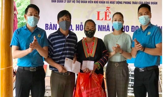 Bàn giao nhà ở cho đoàn viên có hoàn cảnh khó khăn ở huyện Mường Chà, tỉnh Điện Biên.