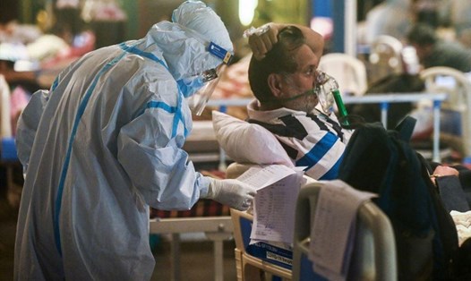 Nhân viên y tế chăm sóc bệnh nhân tại khu điều trị COVID-19 dã chiến ở New Delhi, Ấn Độ. Ảnh: AFP