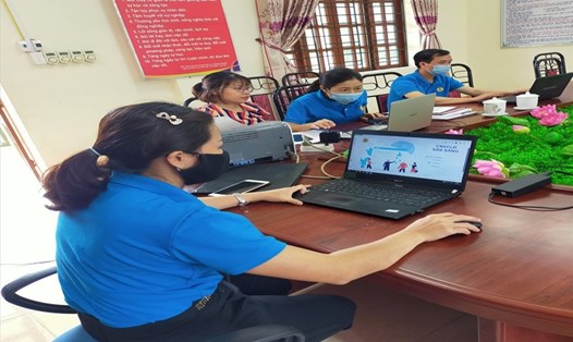 Đoàn viên, CNVCLĐ tỉnh Lào Cai tích cực thi trực tuyến tìm hiểu pháp luật về bầu cử. Ảnh: Đồng Hồng
