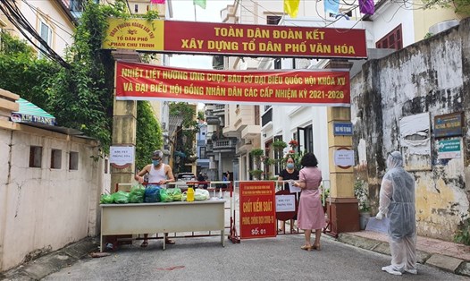 Phong toả tại ngõ 10 Phan Chu Trinh (Hải Phòng) - nơi bệnh nhân COVID-19 sinh sống. Ảnh Mai Dung