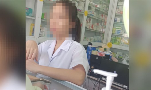 Nhân viên bán thuốc trên đường Nguyễn Thượng Hiền (quận 3, TPHCM) không hề sử dụng khẩu trang y tế, không yêu cầu người mua thuốc liên quan tới đường hô hấp khai báo y tế.