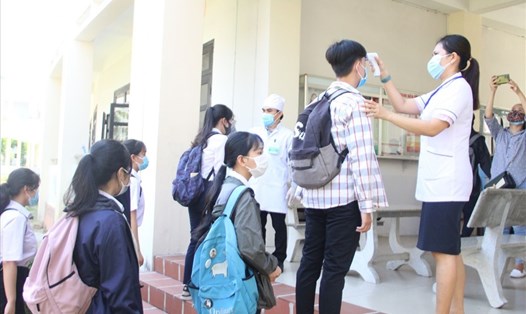 Học sinh ở huyện Đại Lộc và thị xã Điện Bàn (tỉnh Quảng Nam) bắt đầu đến trường trở lại để kiểm tra học kỳ II. Ảnh: Thanh Chung