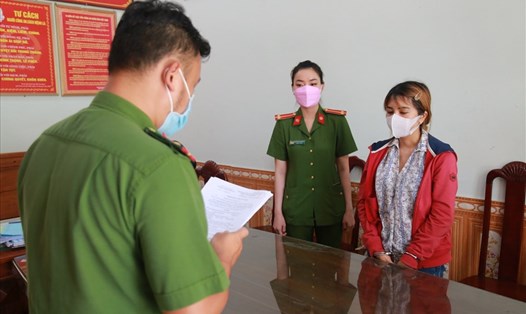 Công an đọc lệnh bắt tạm giam Lê Thị Kim Khánh. Ảnh: CACC