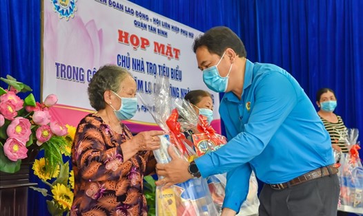 Ông Giang Văn Nam,  Trưởng Ban Tổ chức LĐLĐ TPHCM trao quà cho chủ nhà trọ có nhiều hoạt động chăm lo tốt đời sống công nhân lao động. Ảnh Đức Long