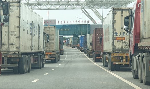 Xe từ phía Đông Hưng, Trung Quốc đợi làm thủ tục nhập cảnh vào Móng Cái tại Cửa khẩu cầu Bắc Luân II. Ảnh: Nguyễn Hùng