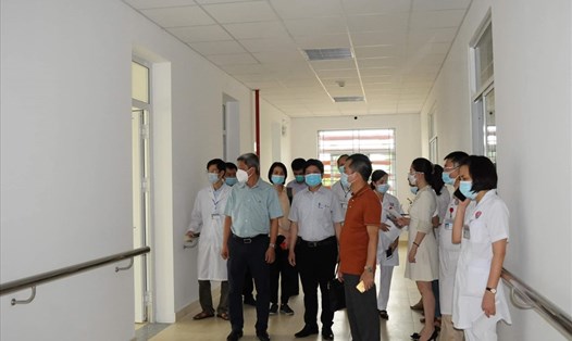 Thứ trưởng Nguyễn Trường Sơn khảo sát các địa điểm có thể điều trị bệnh nhân COVID-19. Ảnh: Bộ Y tế