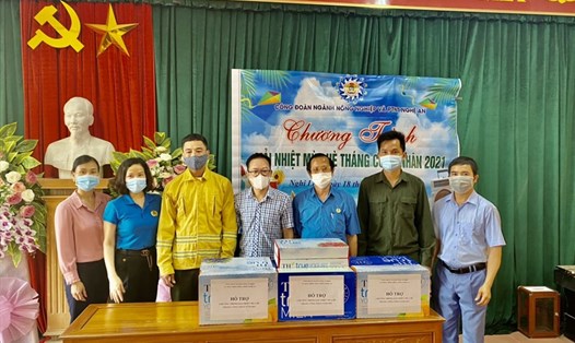 Công đoàn ngành Nông nghiệp và Phát triển nông thôn Nghệ An tặng quà cho công đoàn cơ sở trong chương trình "Giải nhiệt mùa hè". Ảnh: HĐ