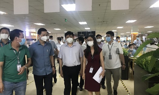 Bộ trưởng Bộ Y tế Nguyễn Thanh Long kiểm tra công tác phòng chống dịch tại KCN Quế Võ- Bắc Ninh. Ảnh: Thùy Linh