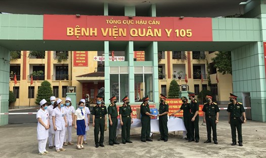 Ban Công đoàn Quốc phòng trao tặng quà hỗ trợ cho Công đoàn cơ sở và đoàn viên Công đoàn Bệnh viện Quân y 105. Ảnh: Kiều Vũ