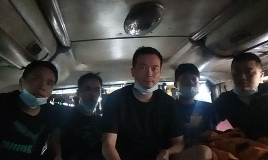 Nhóm người Trung Quốc bị phát hiện trốn trong xe khách vào TPHCM. Ảnh: Công an Đồng Nai
