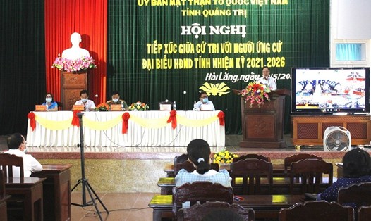 Chủ tịch LĐLĐ tỉnh Quảng Trị phát biểu tại buổi tiếp xúc cử tri huyện Hải Lăng. Ảnh: HT.