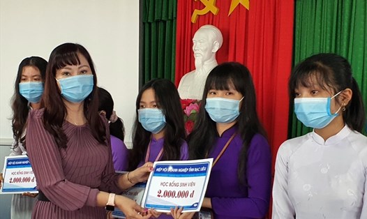 Bà Nguyễn Ngọc Thúy - Chủ tịch Công ty TNHH MTV XSKT tỉnh Bạc Liêu - trao học bổng cho các sinh viên. Ảnh: Nhật Hồ