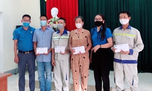 LĐLĐ tỉnh Nghệ An phối hợp với Công đoàn ngành Công Thương Nghệ An trao quà hỗ trợ công nhân lao động bị thương tật do tai nạn lao động. Ảnh: DT