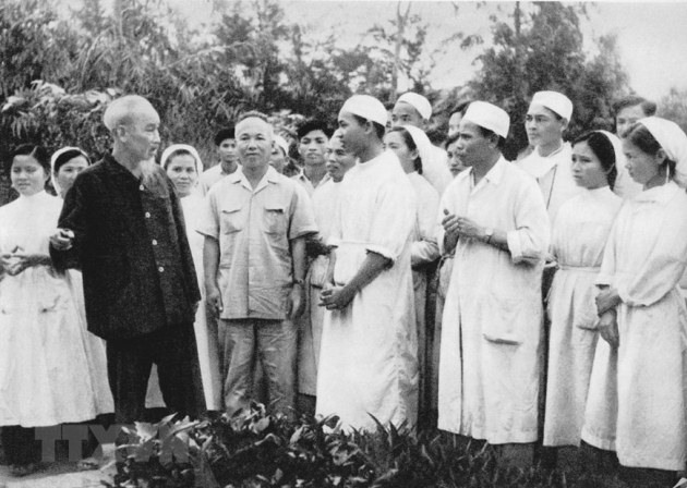 Bác Hồ đến thăm các bác sĩ, y sĩ, hộ lý Trạm xá Vân Đình. Ảnh: T.L