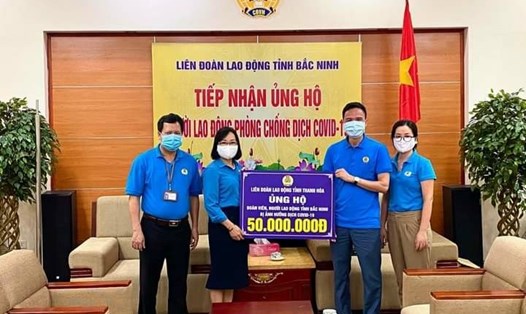 LĐLĐ tỉnh Bắc Ninh tiếp nhận ủng hộ từ LĐLĐ tỉnh Thanh Hoá. Ảnh: T.L