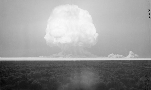 Ảnh chụp vụ nổ nguyên tử đầu tiên trên thế giới Trinity ở New Mexico, Mỹ. Ảnh: White Sands Missile Range/ Viện Smithsonian.