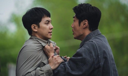 Cuộc đối đầu cuối cùng trong "Mouse" của Lee Hee Joon và Lee Seung Gi. Ảnh cắt phim.