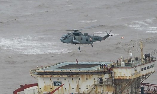 Các công nhân mắc kẹt được hải quân Ấn Độ giải cứu khỏi sà lan trong bối cảnh mưa to và gió lớn do bão Tauktae. Ảnh: AFP/ Hải quân Ấn Độ