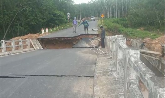 Cầu đang được gia cố thì xảy ra đứt gãy ở huyện Dầu Tiếng, Bình Dương. Ảnh lực lượng chức năng cung cấp