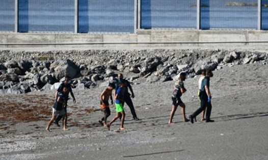 Hàng nghìn người di cư trong đó có trẻ vị thành niên đã bơi  từ Maroc đến vùng lãnh thổ Ceuta của Tây Ban Nha vào ngày 17.5.2021. Ảnh: AFP