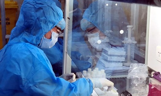 Cán bộ y tế thực hiện xét nghiệm SARS-CoV-2. Ảnh: Bộ Y tế